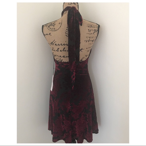 DRESS THE POPULATION VELVET HALTER MINI DRESS - Picture 6 of 8